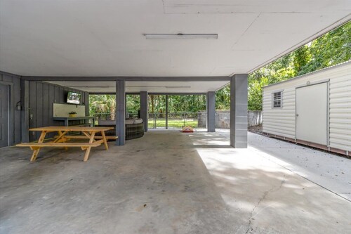 Wake up above the trees-just minutes from the water!