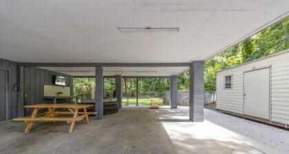 Wake up above the trees-just minutes from the water!