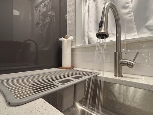 Modern 3 Bd Oasis, Convenient city living w/ parking