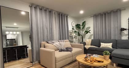 Modern 3 Bd Oasis, Convenient city living w/ parking