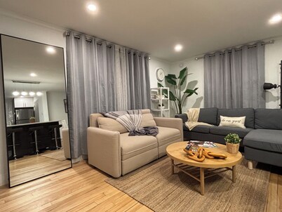 Modern 3 Bd Oasis, Convenient city living w/ parking