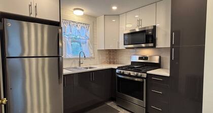 Modern 3 Bd Oasis, Convenient city living w/ parking