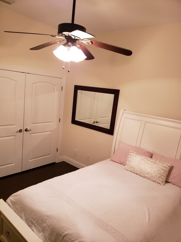 4 bedrooms, iron/ironing board, free WiFi, bed sheets