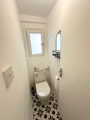 Sèche-cheveux, serviettes fournies, papier toilette