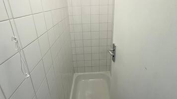 Secador de cabelo, toalhas de banho, papel higiênico