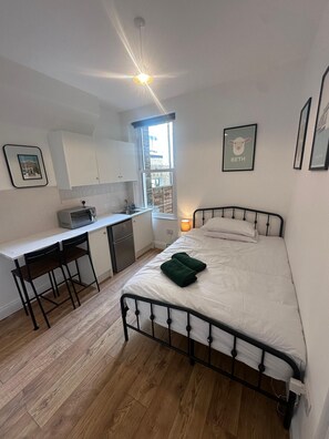 1 slaapkamer, een strijkplank/strijkijzer, wifi, beddengoed