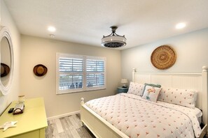 2 bedrooms, iron/ironing board, internet