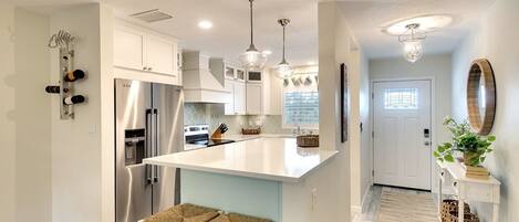 Refrigerador, microondas, lavavajillas y cafetera y tetera