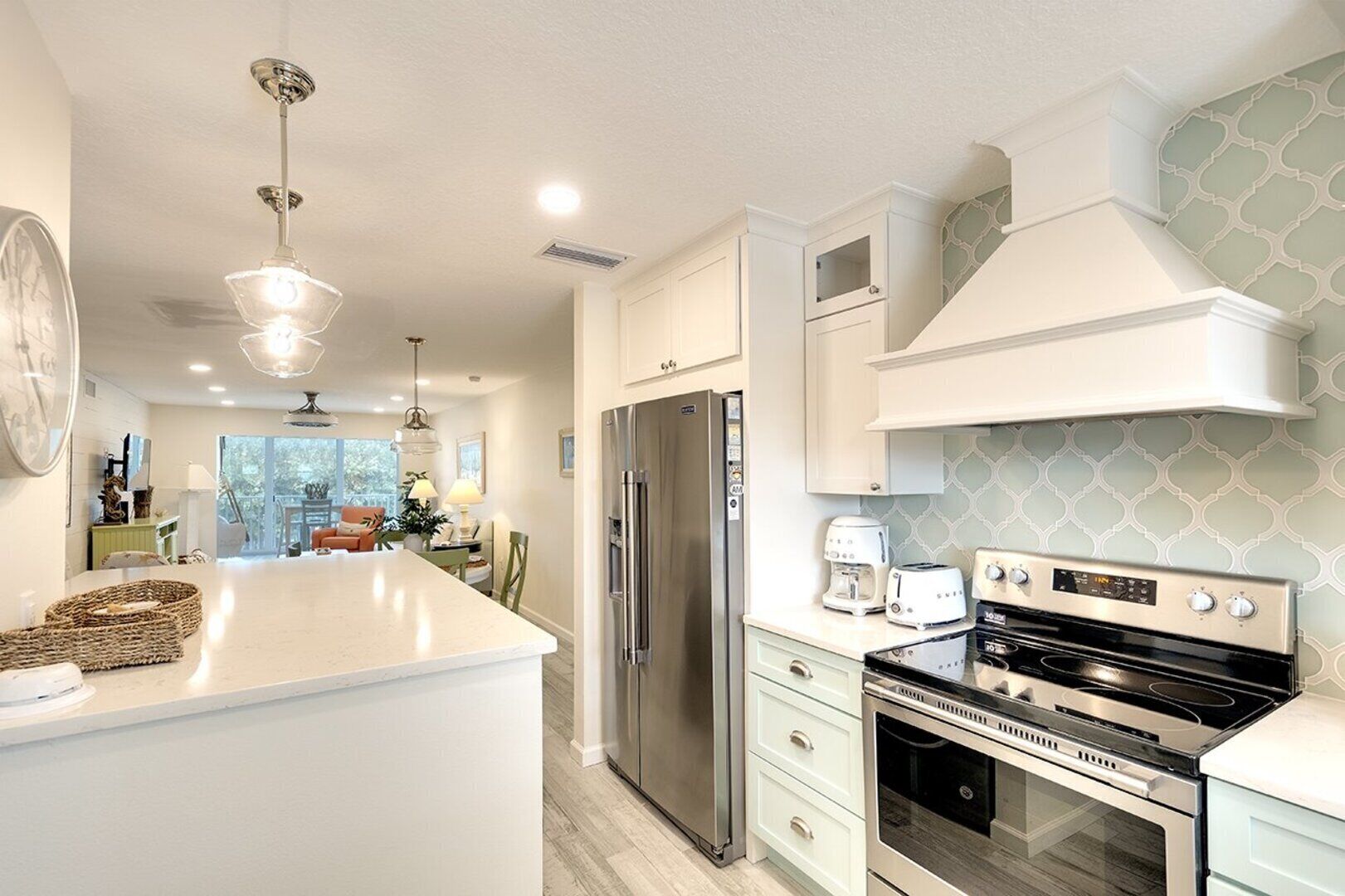 Refrigerador, microondas, lavavajillas y cafetera y tetera 