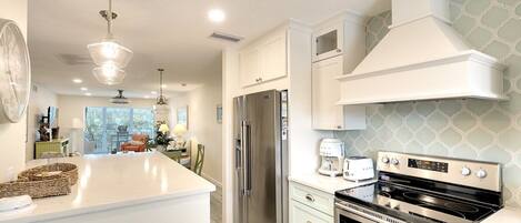 Refrigerador, microondas, lavavajillas y cafetera y tetera