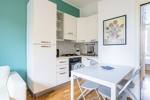 Frigorífico, microondas, horno y placa de cocina