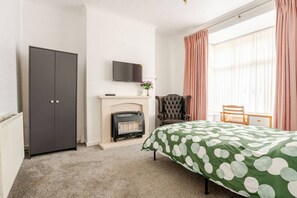 House, 3 Bedrooms, Patio, Garden View | Room amenity - Ad7 Family Guest House (Bolton)