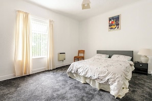 3 bedrooms - Charming Family Home in Bolton With Patio & Free Parking (Bolton)