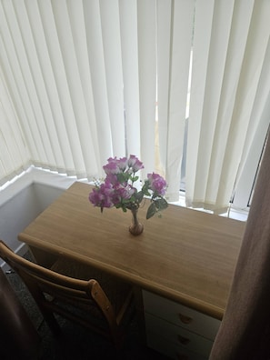 Dining room - Charming Family Home in Bolton With Patio & Free Parking (Bolton)