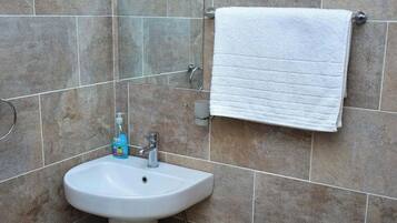 Regadera, pantuflas, toallas, jabón