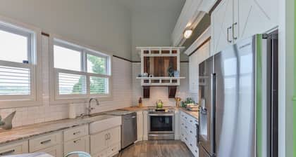 Enchanting Riverfront Nest! Beautiful 3-Bedroom Lighthouse with Panoramic Views!