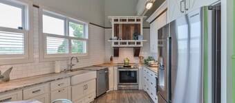 Enchanting Riverfront Nest! Beautiful 3-Bedroom Lighthouse with Panoramic Views!