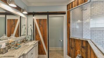 Doccia, asciugacapelli, asciugamani, sapone