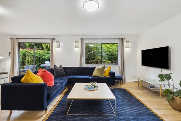 Smart TV y chimenea 