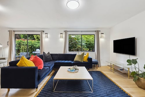 Charming Entire Family Home in North Vancouver
