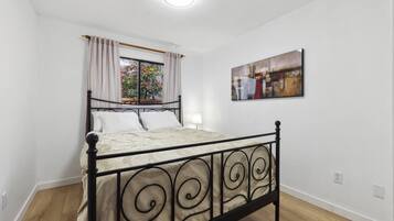 3 bedrooms, desk, iron/ironing board, free WiFi