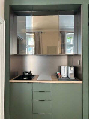 Fridge, stovetop, coffee/tea maker, electric kettle