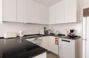 Micro-ondes, four, plaque de cuisson, lave-vaisselle