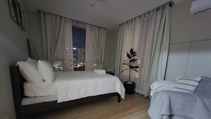 คอนโด, 1 ห้องนอน, พร้อมสิ่งอำนวยความสะดวกสำหรับผู้พิการ, ลานระเบียง | 2 ห้องนอน, ห้องเก็บเสียง