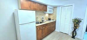 Frigorífico, microondas, placa de cocina y cafetera o tetera