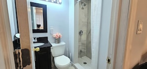 Dusche, Handtücher, Toilettenpapier