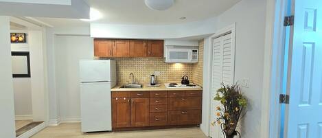 Réfrigérateur, micro-ondes, plaque de cuisson, cafetière/bouilloire