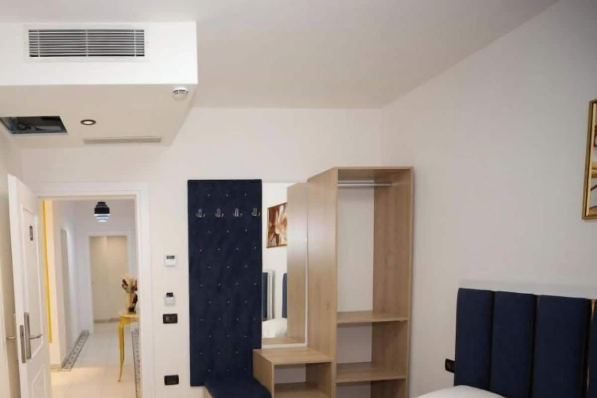 Ein Hotelzimmer mit einem Bett, einem Schrank und einem Schreibtisch.
