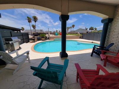 3 bedrooms, Sleeps 11 Guests. Private Pool and only a Short Drive to the Beach