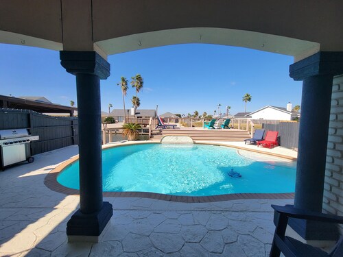 3 bedrooms, Sleeps 11 Guests. Private Pool and only a Short Drive to the Beach