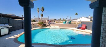 3 bedrooms, Sleeps 11 Guests. Private Pool and only a Short Drive to the Beach