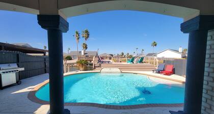 3 bedrooms, Sleeps 11 Guests. Private Pool and only a Short Drive to the Beach