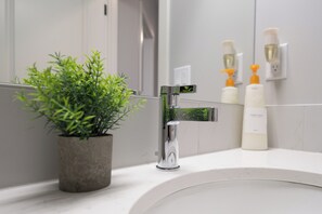 Toallas, jabón, shampoo, papel higiénico