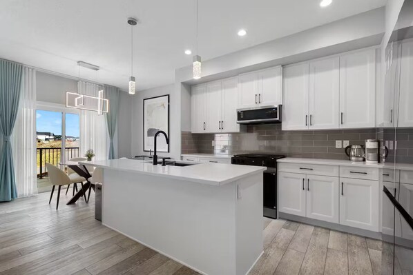 Micro-ondes, four, plaque de cuisson, lave-vaisselle