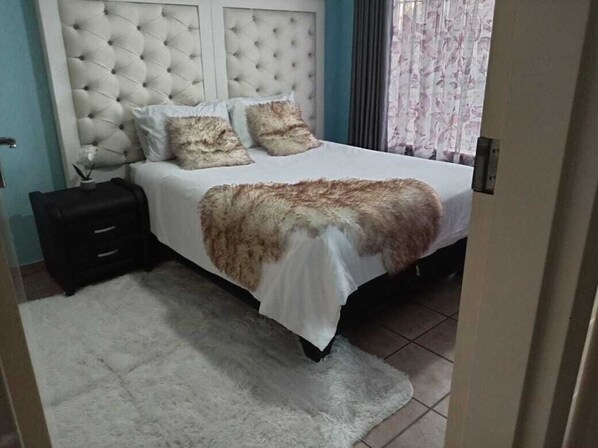 2 bedrooms, desk, iron/ironing board, bed sheets