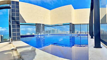 Una piscina cubierta