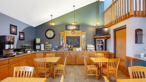 Un accogliente caffè con arredi in legno, una lavagna con il menu e un orologio appeso al muro.