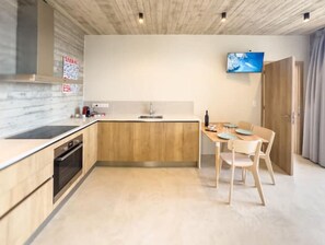 Jääkaappi, uuni, liesi, astianpesukone