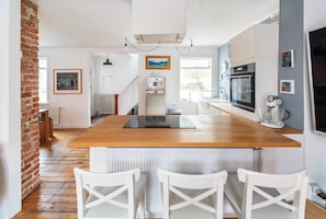 Un four, surface de cuisson, lave-vaisselle, essuie-tout