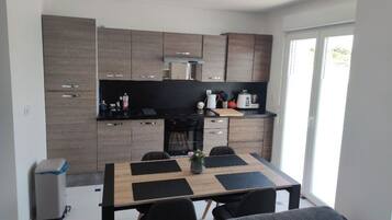 Een microgolfoven, een oven, een kookplaat, een vaatwasser