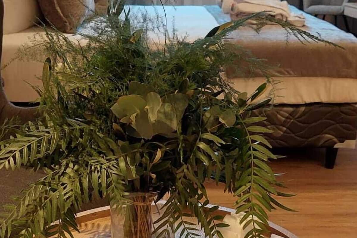 Escritorio y espacio para trabajar con laptop