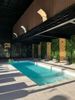 Una piscina al aire libre de temporada