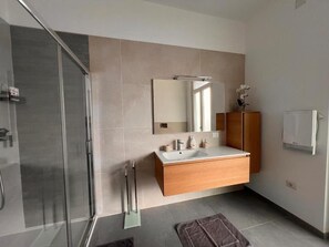 Dusche, Haartrockner, Bidet, Handtücher
