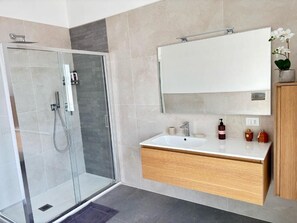 Dusche, Haartrockner, Bidet, Handtücher