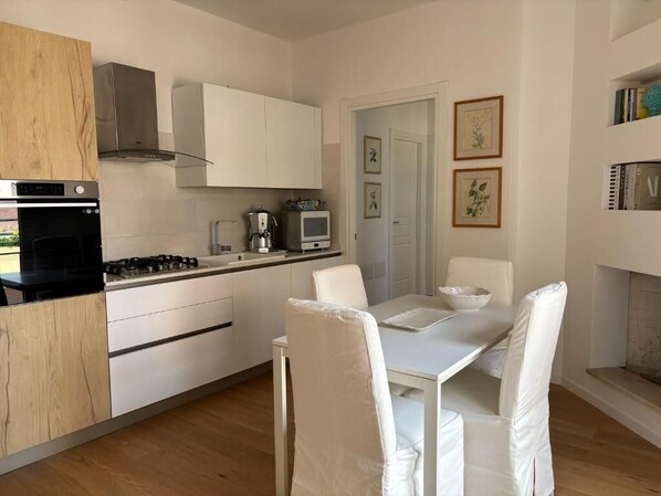 Micro-ondes, four, plaque de cuisson, lave-vaisselle