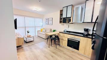 Køleskab, mikrobølgeovn, ovn, kogeplade